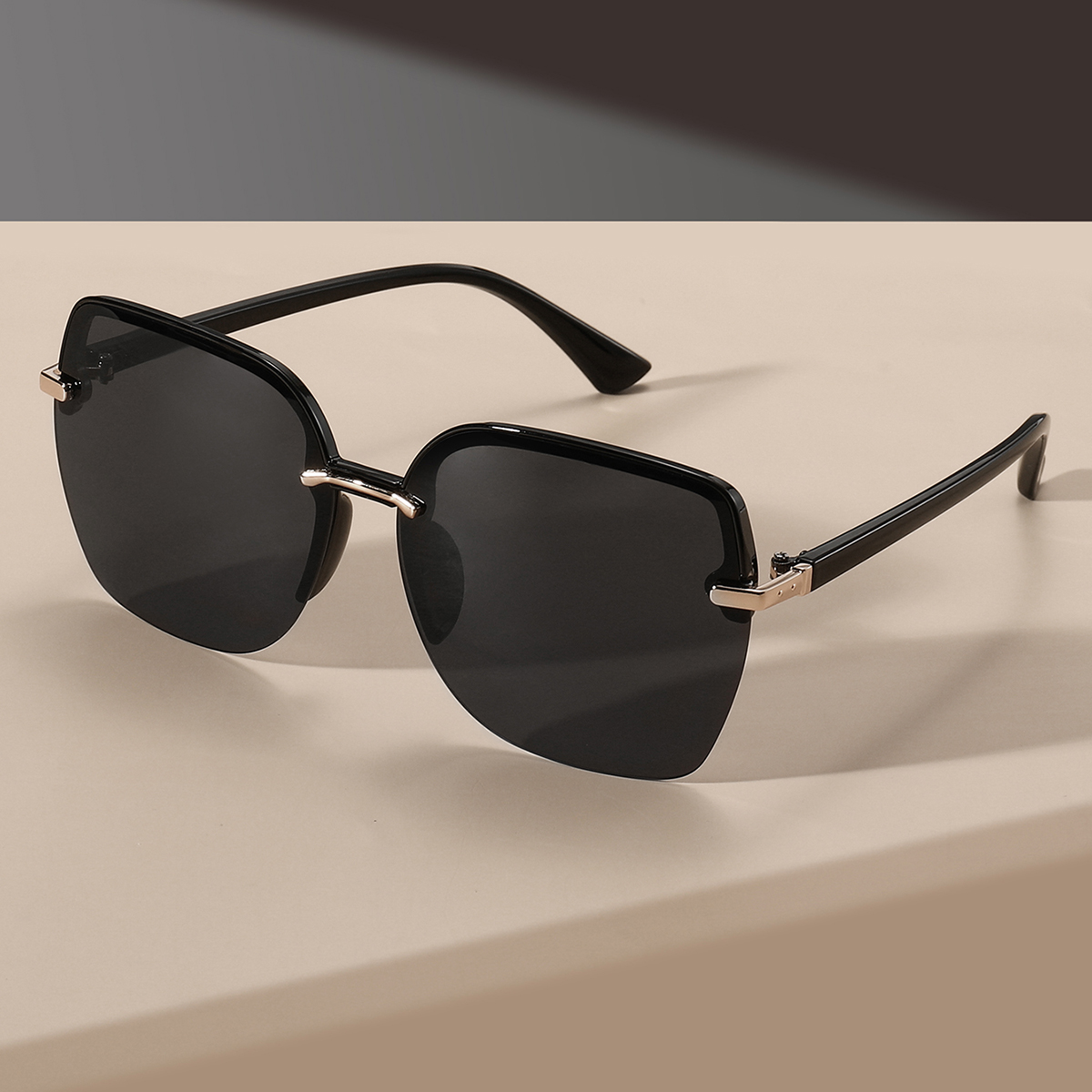 Street Fashion Photography - Lunettes rétro minimalistes à grande monture